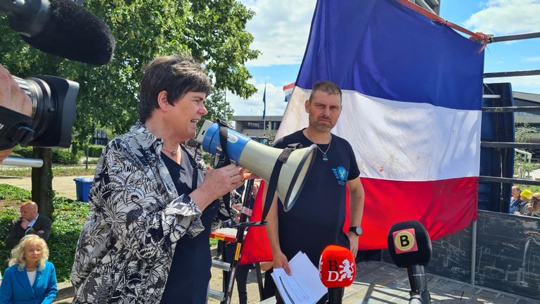 Ina Adema spreekt na afloop de boeren toe (foto: Noël van Hooft) 