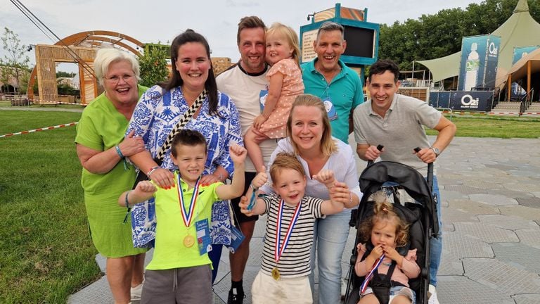 Kelly en haar zoontje Jax (jongen linksonder) samen met hun familie op het festivalterrein (foto: Tom Berkers).