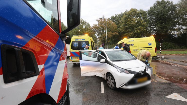 Brandweer en ambulance helpen na het ongeluk (foto: Arno van der Linden/SQ Vision Mediaprodukties).