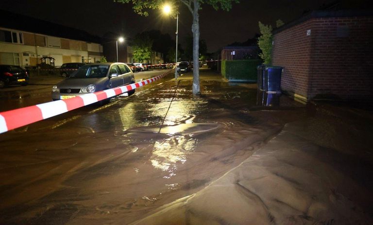 Tijden het blussen aan de Smaragd in Den Bosch ontstond een groot waterlek (foto: Bart Meesters). 