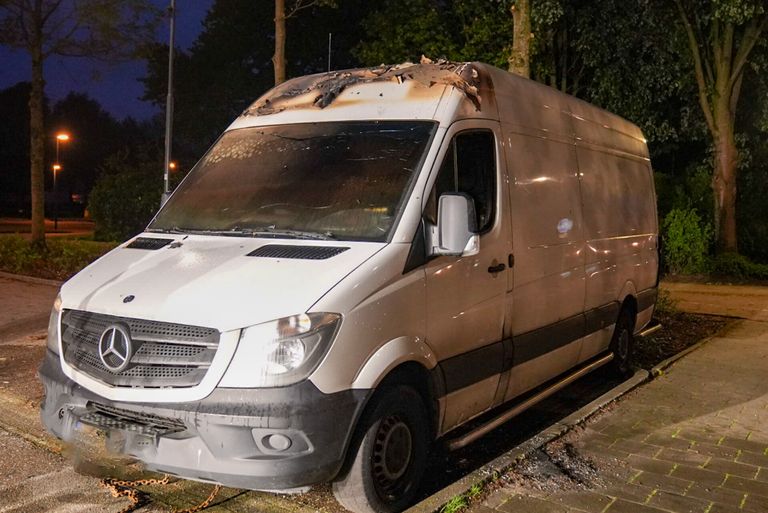 De bestelbus was geparkeerd op een parkeerplaats aan de Rembrandtlaan in Helmond (foto: Harrie Grijseels/SQ Vision).