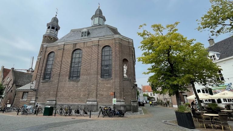 De Sint-Luciakerk in Ravenstein (foto: Jos Verkuijlen).