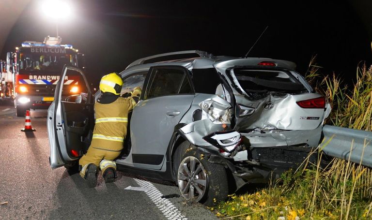 De brandweer moest een vrouw bevrijden uit de aangereden auto op de Kanaaldijk-Noord (foto: Bart Meesters).