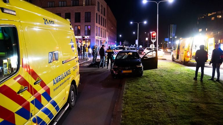 De gewonden zijn in ambulances naar een ziekenhuis gebracht (foto: Gabor Heeres/SQ Vision).