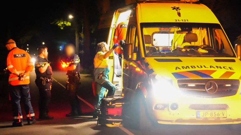 Politie en ambulancemedewerkers verleenden hulp (foto: Harrie Grijseels/SQ Vision Mediaprodukties).