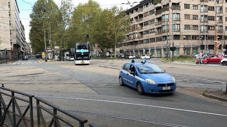 De bussen krijgen politiebegeleiding in de binnenstad van Turijn 