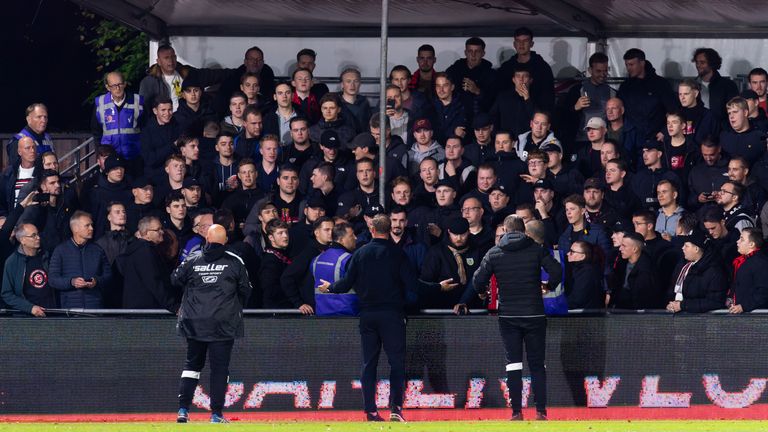 Kevin Hofland, trainer van Helmond Sport, vraagt de fans van zijn ploeg waarom er met vuurwerk moest worden gegooid (foto: Orange Pictures).