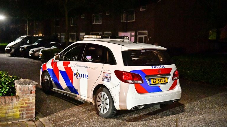 De politie doet onderzoek naar de steek[partij in Hapert (foto: Rico Vogels/SQ Vision).