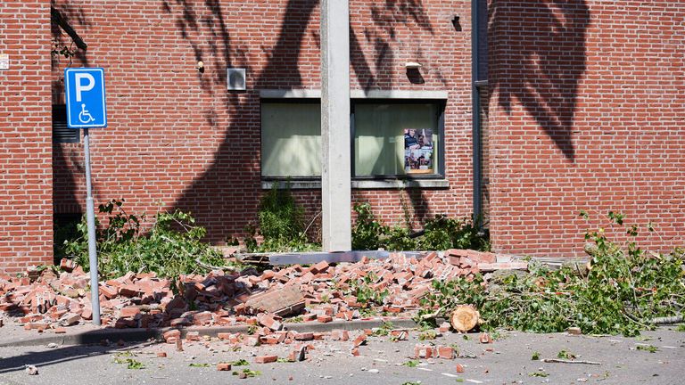 Een deel van de stenen die naar beneden waren gekomen (foto: Tom van der Put/SQ Vision Mediaprodukties).