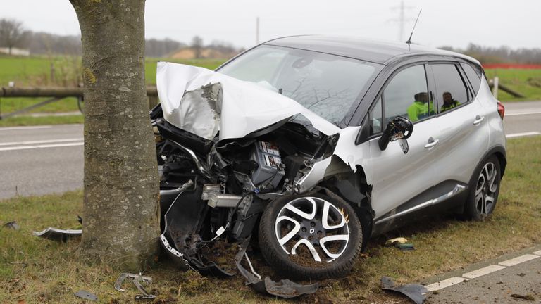 De auto raakte bij de botsing in Oeffelt zwaar beschadigd (foto: SK-Media).