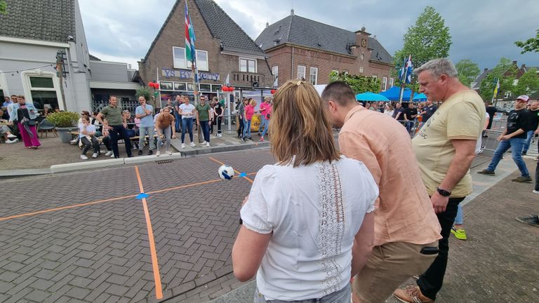 Fanatiek 'stoepranden' op de Heuvel in Lieshout (foto: Collin Beijk).