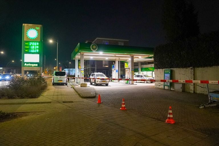 De politie bij het tankstation in Heesch (foto: Gabor Heeres/SQ Vision).