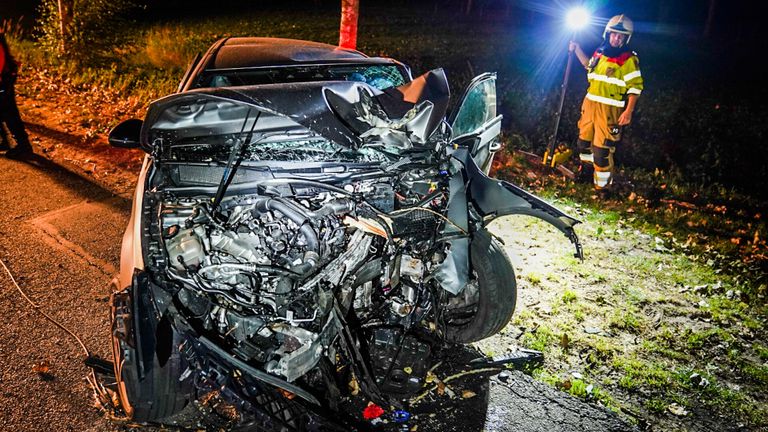 Van de auto is na het ongeluk in Sint-Oedenrode weinig over (foto: Sem van Rijssel/SQ Vision).