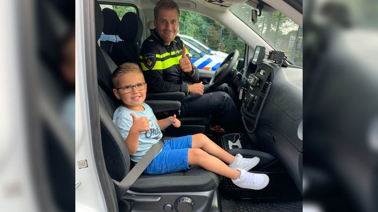 Julian en Maritio in de politiebus (bron: Instagram/@maritio_politie).