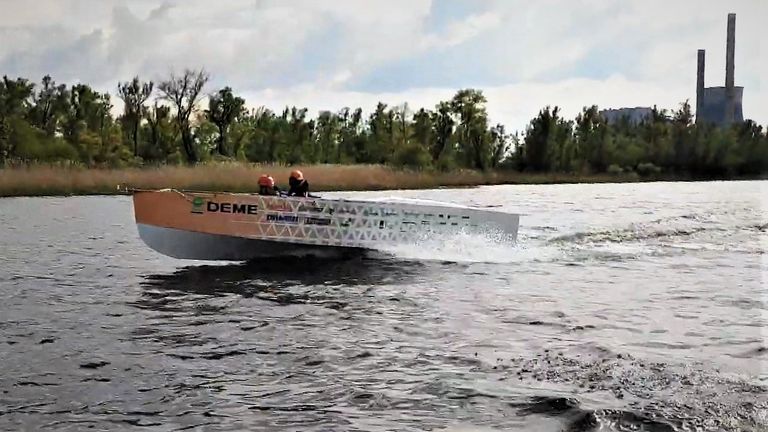 De waterstofboot op snelheid in de Amer bij Geertruidenberg. (foto: TU Delft)