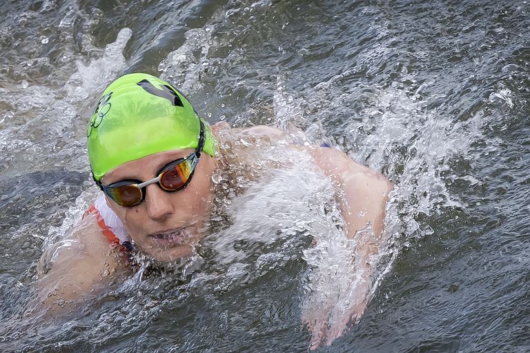 Triatleet Maya Kingma in actie tijdens de individuele triatlon op de Olympische Spelen (foto: ANP 2024/Robin van Lonkhuijsen).