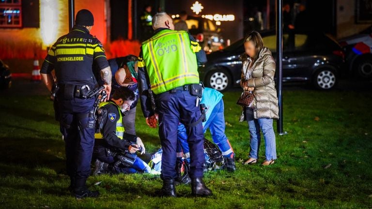 Het slachtoffer werd gewond gevonden op het grasveld voor The Harbour Club in Eindhoven (foto: SQ Vision).