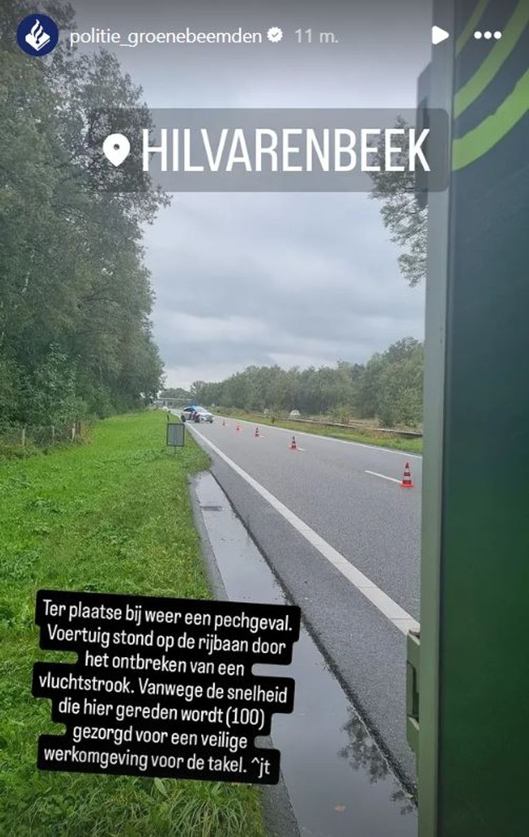 De auto viel stil op de weg bij Hilvarenbeek (foto: Instagram politie Groene Beemden).