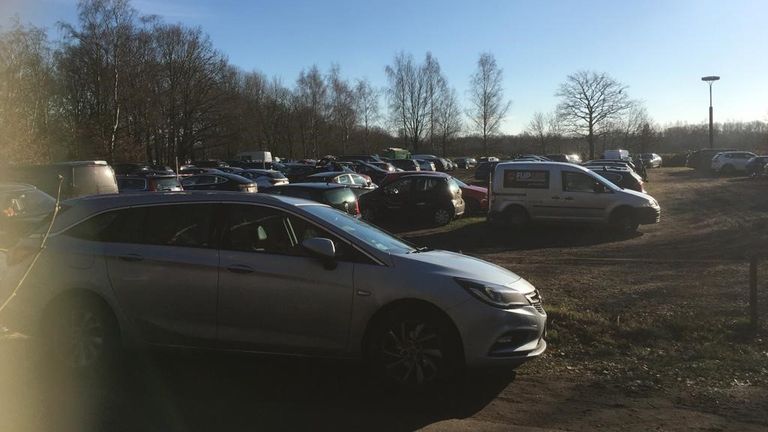 Drukte op de parkeerplaatsen bij de Rustende Jager bij de Loonse en Drunense Duinen