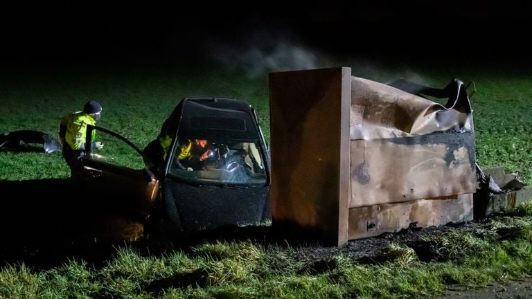 Agenten doen onderzoek na de crash in Wijk en Aalburg (foto: Jurgen Versteeg/SQ Vision).