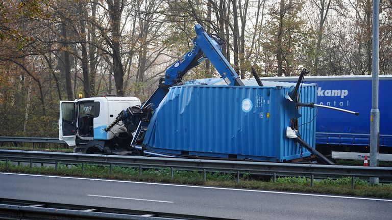 De vrachtwagenchauffeur vergat de kraan van zijn truck in te klappen (foto: Jeroen Stuve/SQ Vision).