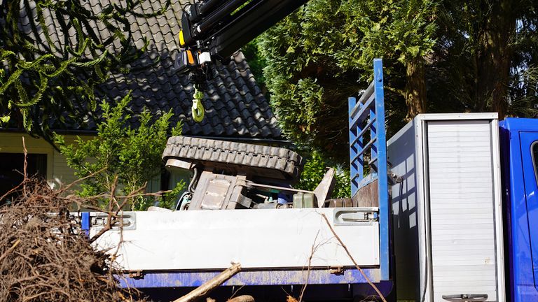 Het slachtoffer wilde in Dorst een trilplaat lossen toen het misging (foto: Jeroen Stuve/SQ Vision).