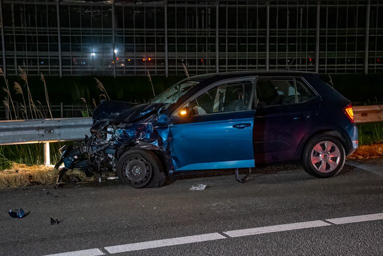 Beide auto's raakten bij de aanrijding op de A59 zwaar beschadigd (foto: Iwan van Dun/SQ Vision).