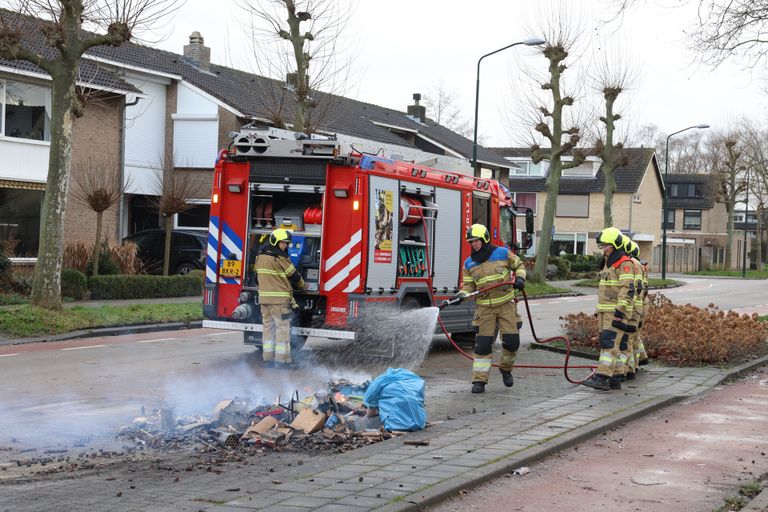 De brandweer besproeit het hoopje afval (foto: Sander van Gils/SQ Vision).