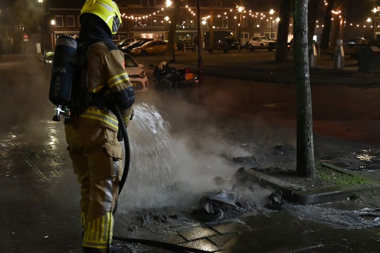 Van de rolcontainer in Breda bleef vrijwel niets over (foto: Perry Roovers/SQ Vision).