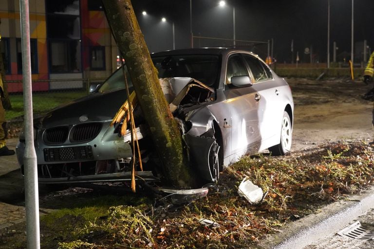 Hoe de auto van de weg kon raken in Rijen wordt onderzocht (foto: Jeroen Stuve/SQ Vision).