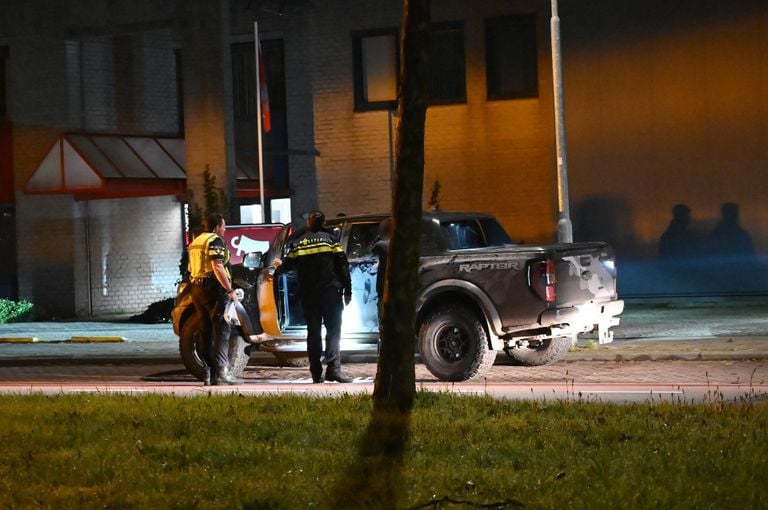 De politie vermoedt dat de bestuurder van de pick-up opzettelijk de andere auto aanreed (foto: Perry Roovers/SQ Vision).