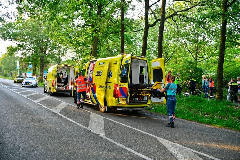 Vanwege de ernst van de situatie werden meerdere ambulances opgeroepen (foto: SQ Vision/Rico Vogels).