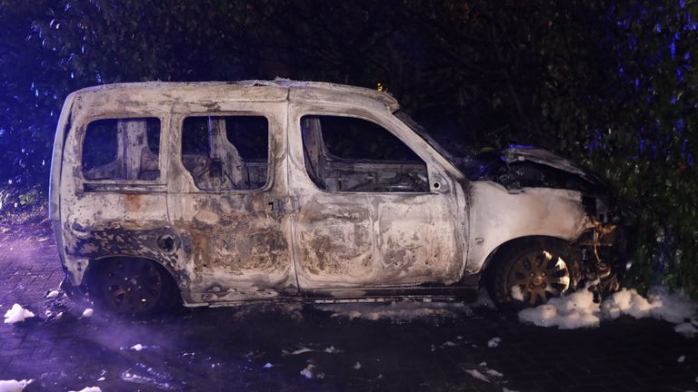 Auto in vlammen op in Heeswijk-Dinther (foto: Sander van Gils/SQ Vision).