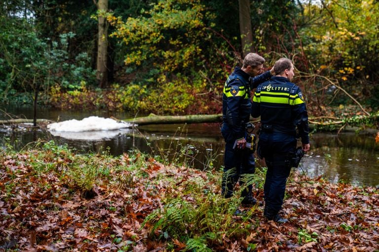 Schuim op het water (foto: Dave Hendriks/SQ Vision).