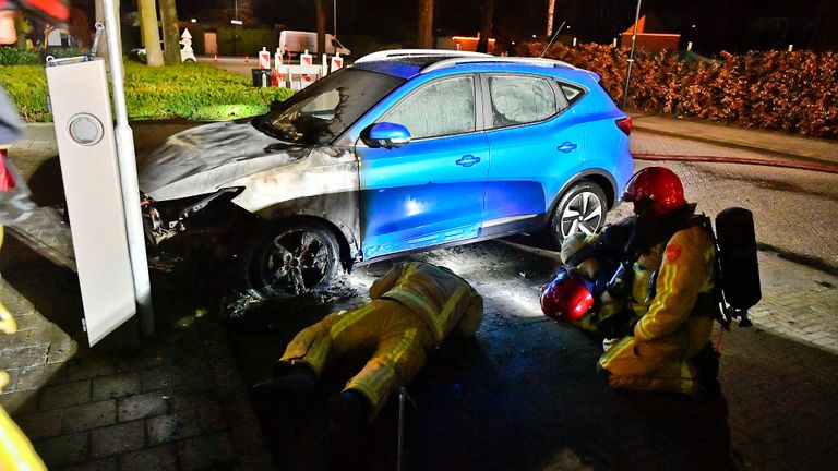 Hoe de autobrand in Bladel kon ontstaan, wordt onderzocht (foto: Rico Vogels/SQ Vision).