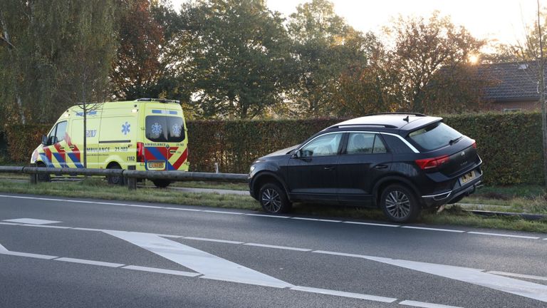 De bestuurder werd door een ambulance afgevoerd (foto: Sander van Gils/SQ Vision Mediaprodukties).