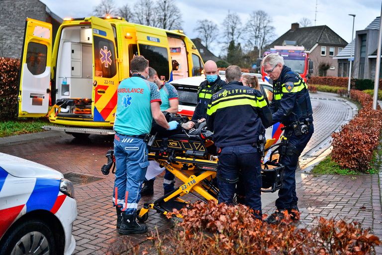 Vastgebonden aan een brancard van een ziekenwagen moest de man worden afgevoerd (foto: SQ Vision Mediaprodukties).