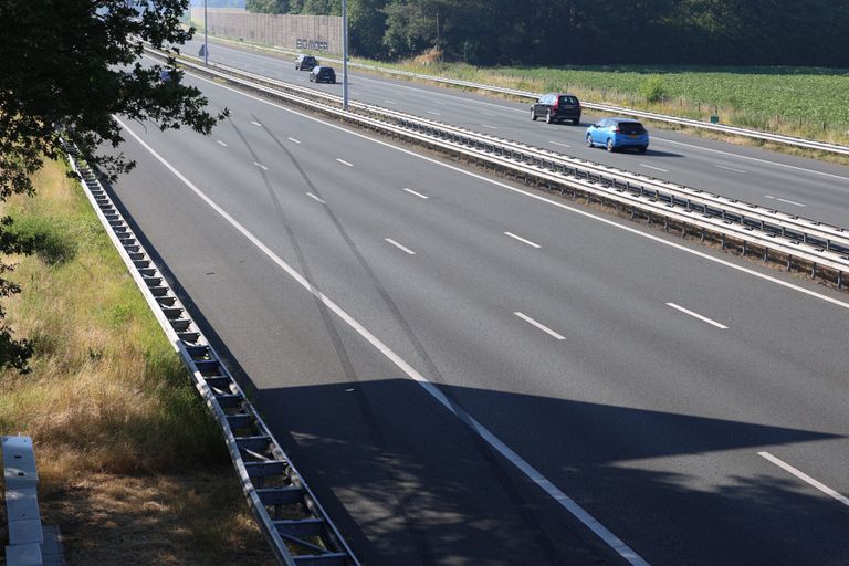 Flinke bandensporen op de A2 bij Boxtel (foto: Sander van Gils/SQ Vision).