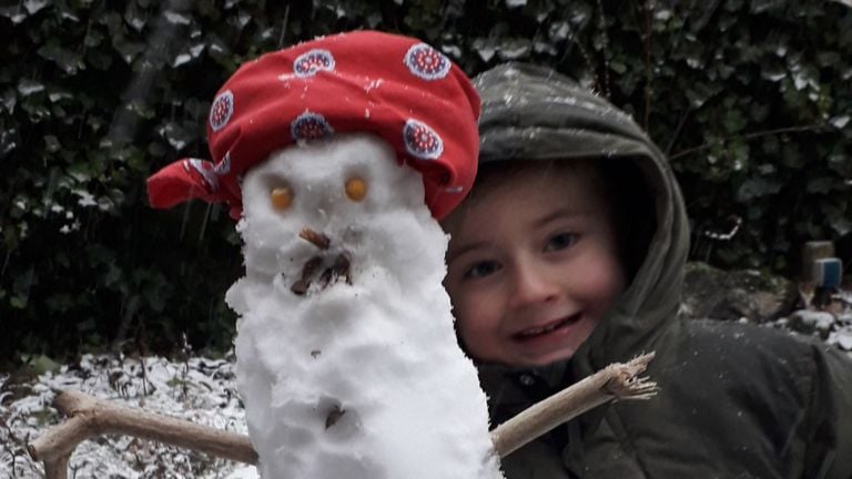 Stijn Heesters - 6 jaar uit Goirle - maakte deze sneeuwpop helemaal alleen.