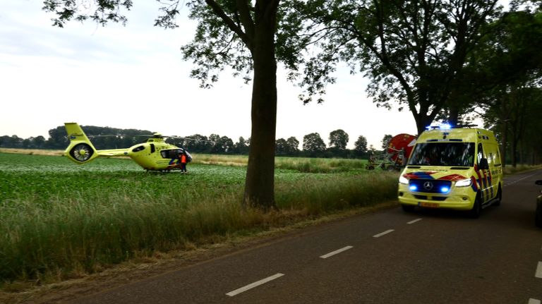 Vanwege de ernst van de situatie kwam een traumaheli naar de Laageindsedijk in Rijkevoort (foto: SK-Media).