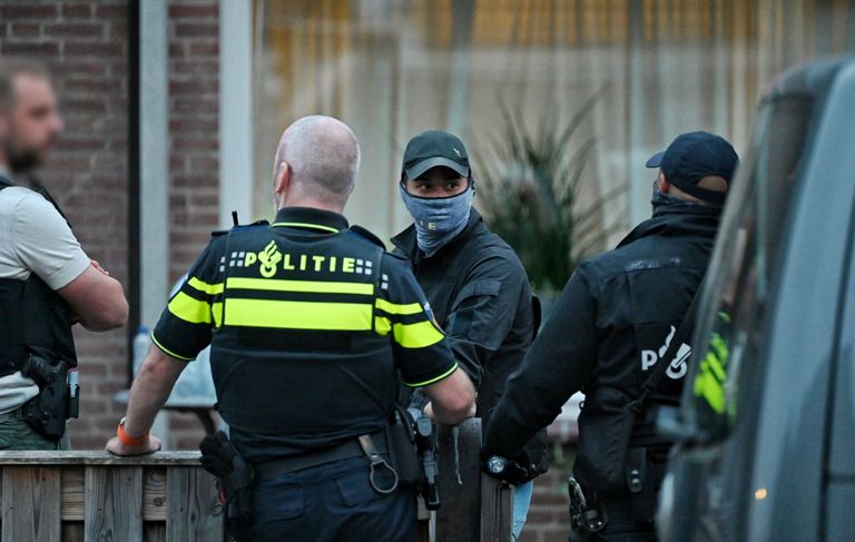 Agenten gingen twee huizen binnen in Goirle (foto: SQ Vision).