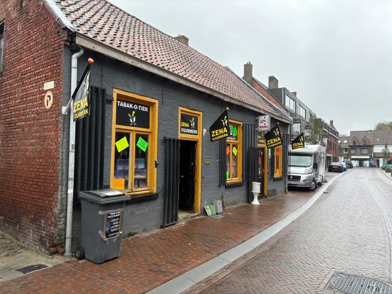 Een van de vuurwerkwinkels in Baarle-Hertog waar het al druk is met de verkoop (foto: Erik Peeters).