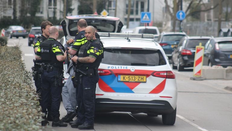 Agenten spraken diverse getuigen (foto: Dylan van Mourik).