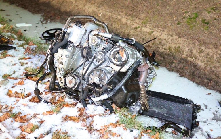 De accu en het motorblok schoten na de botsing met de boom uit de auto en kwamen op de weg en half in de sloot terecht (foto: Bart Meesters). 