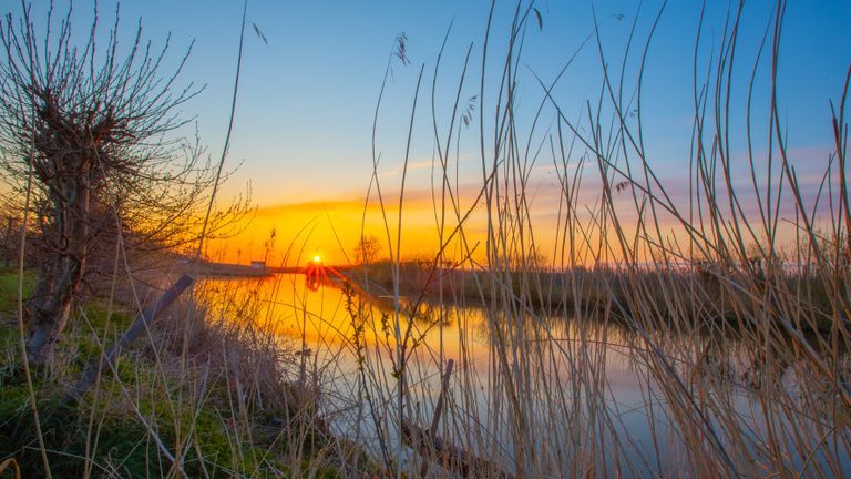 Een fraaie zonsopkomst bij het rivierengebied in het noorden van de provincie (foto: Ab Donker).