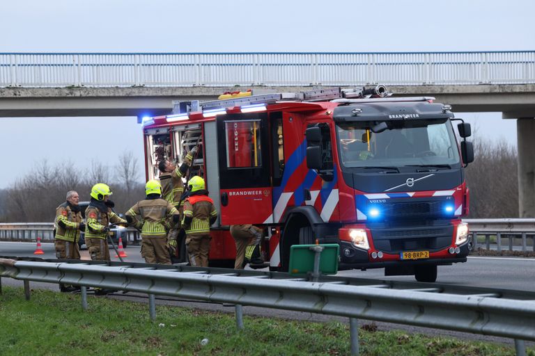 De brandweer bluste de brandende auto (foto: Sander van Gi;s/SQ Vision).