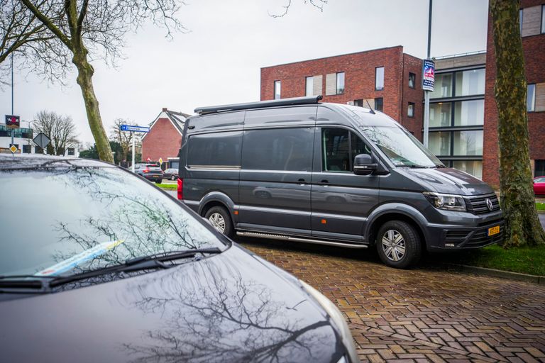 Op straat staan politieauto's en busjes van de forensische opsporing. Ook een schouwarts is aanwezig (foto: SQ Vision).