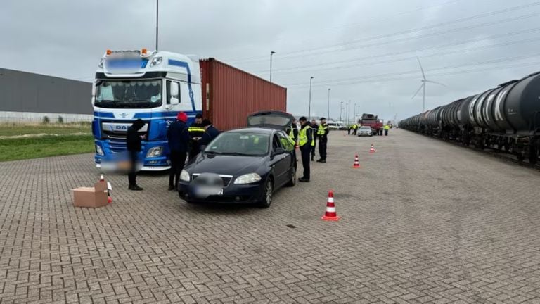 De controle in het havengebied (Foto: politie.nl).