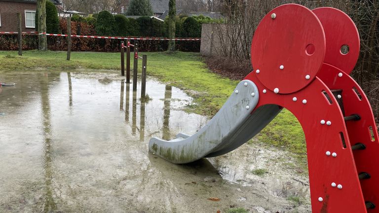 De glijbaan bij het 'drijfzand' in het speeltuintje aan De Steenovens in Wintelre