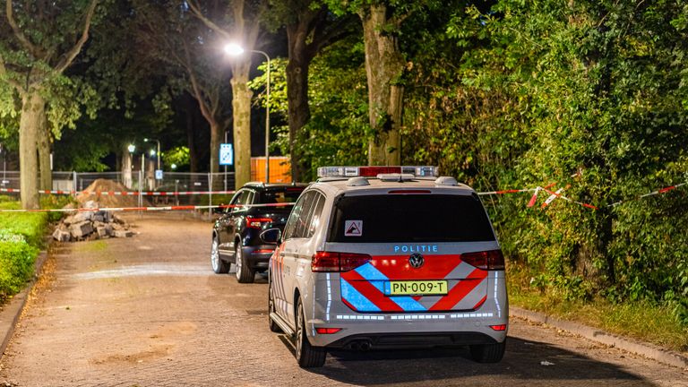 Een auto in de straat is afgezet met linten. (Foto: Jack Brekelmans / SQ Vision)